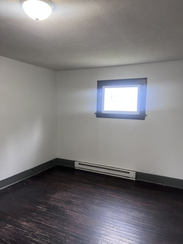 1306 Girard St - Photo 2 of 10