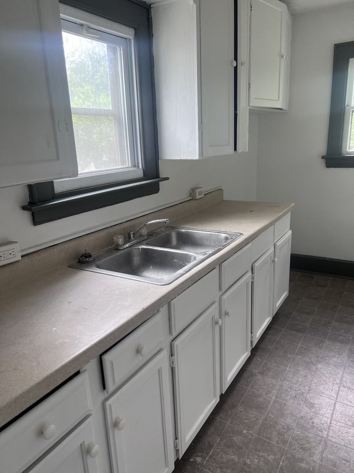 1306 Girard St - Photo 3 of 10