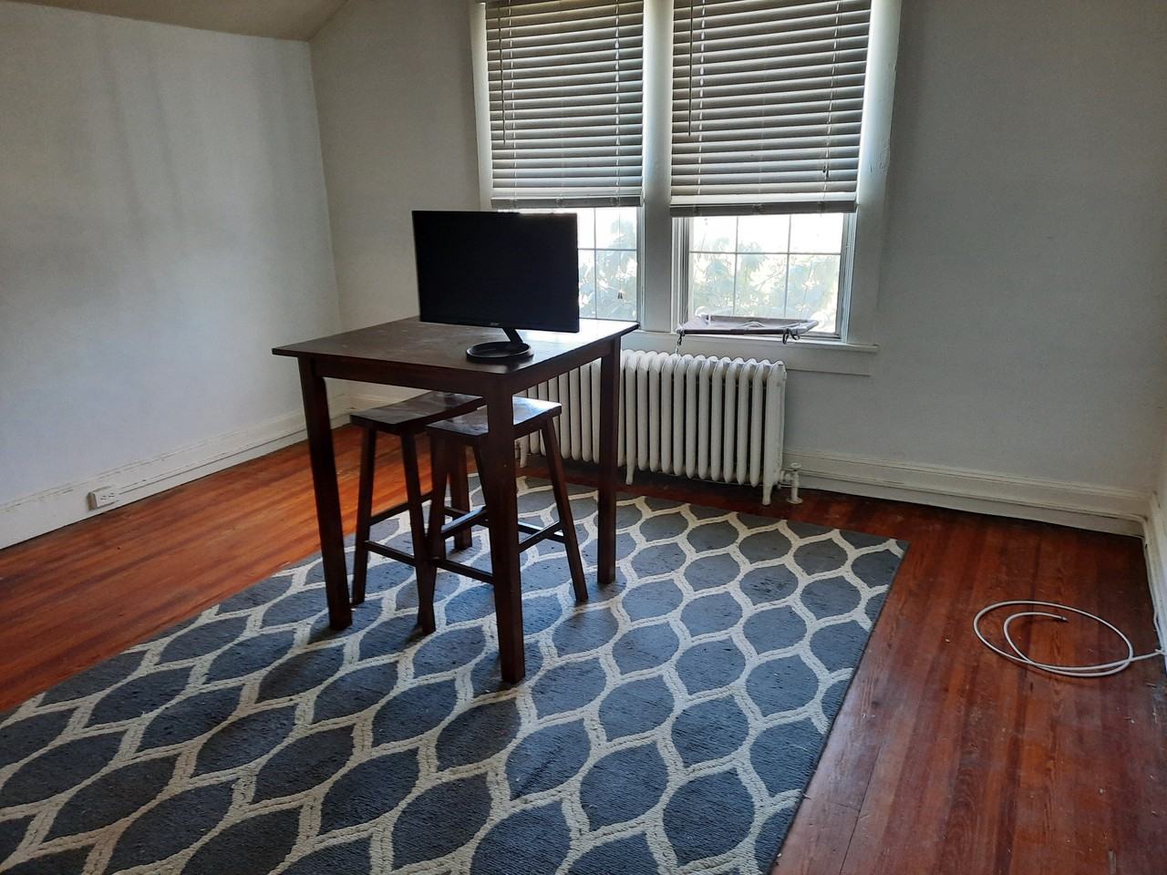 115 Hanover Rd - Photo 2 of 6