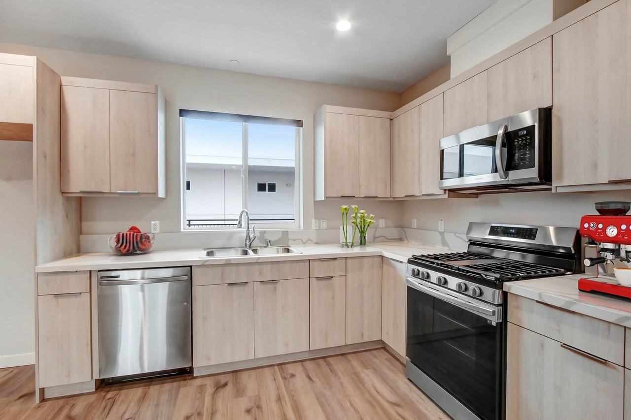 5501 Laurel Canyon Blvd - Photo 2 of 22