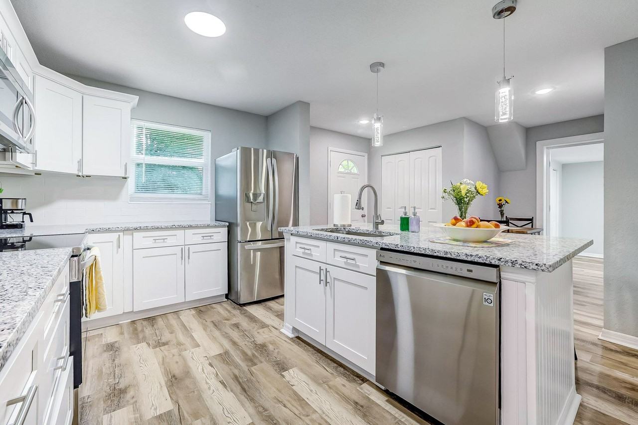 Lourdes Dr S - Photo 6 of 11