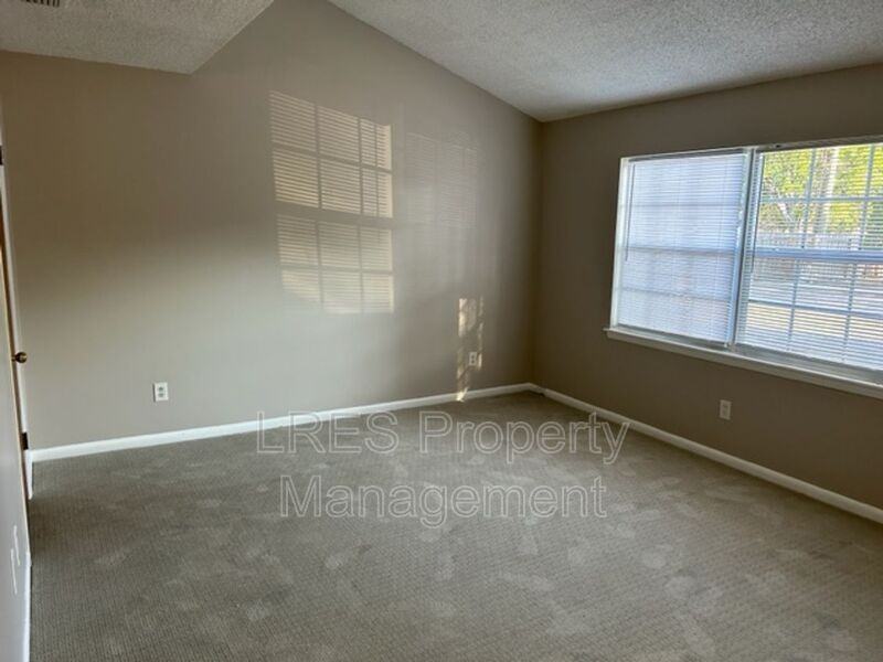 816 W 25th St - Photo 3 of 50