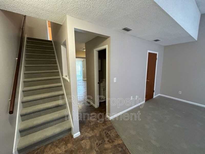 816 W 25th St - Photo 7 of 50