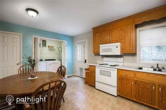 20404 Hickory Cir - Photo 2 of 10