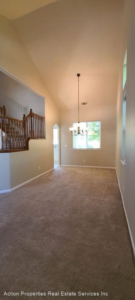 833 Castaic Dr - Photo 2 of 9