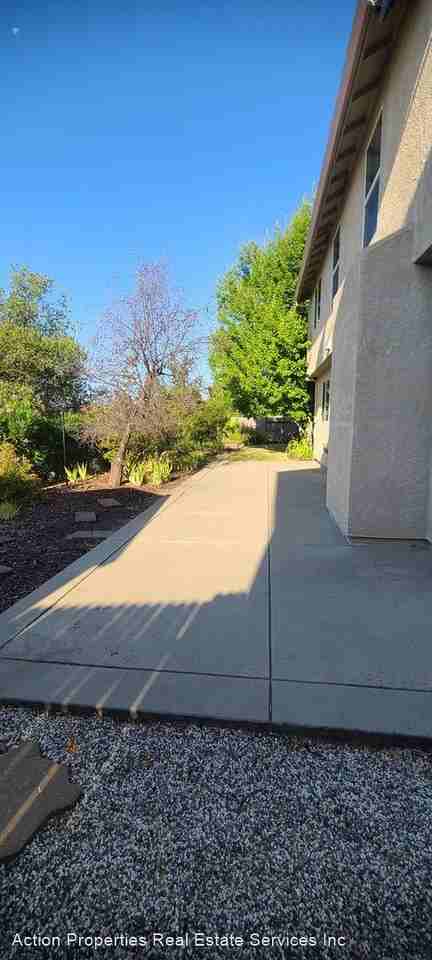 833 Castaic Dr - Photo 3 of 9