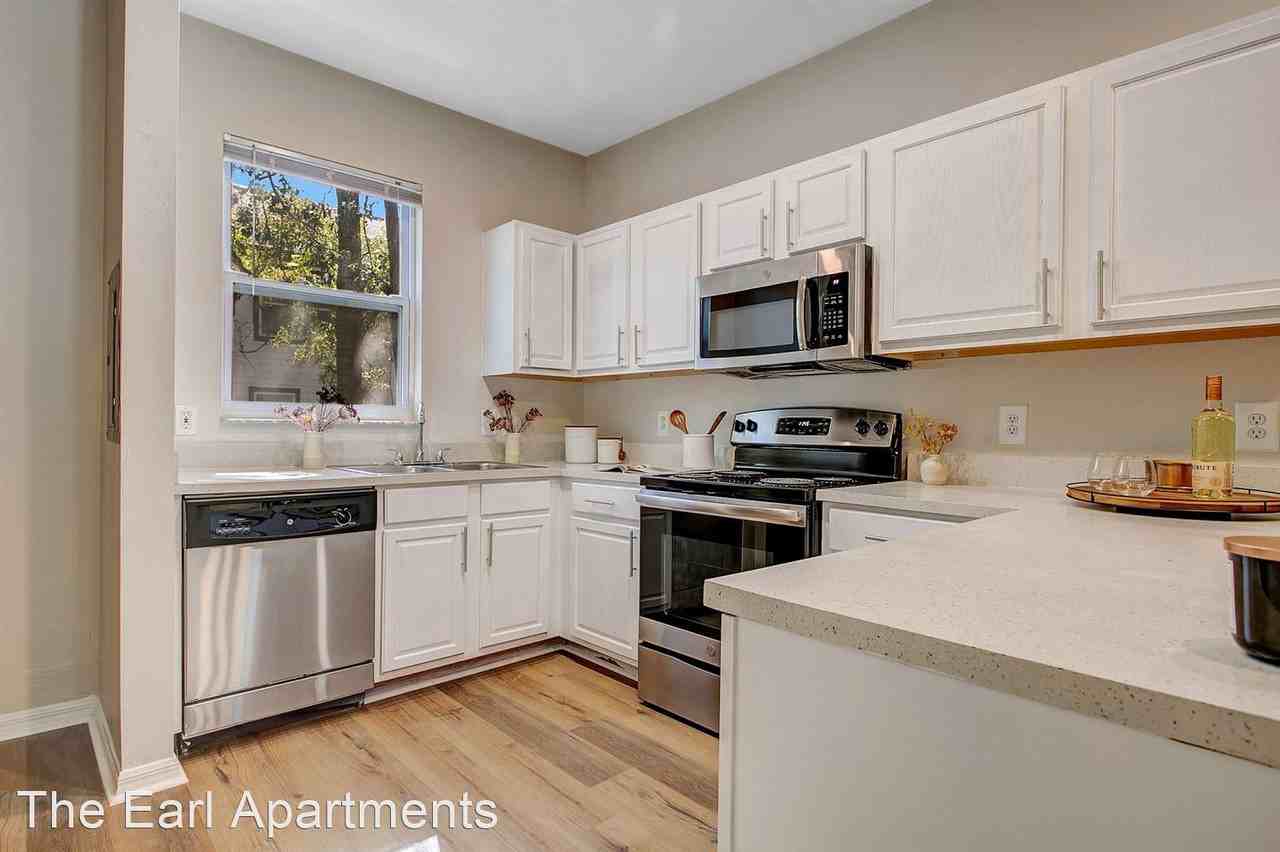 The Earl - Photo 2 of 17