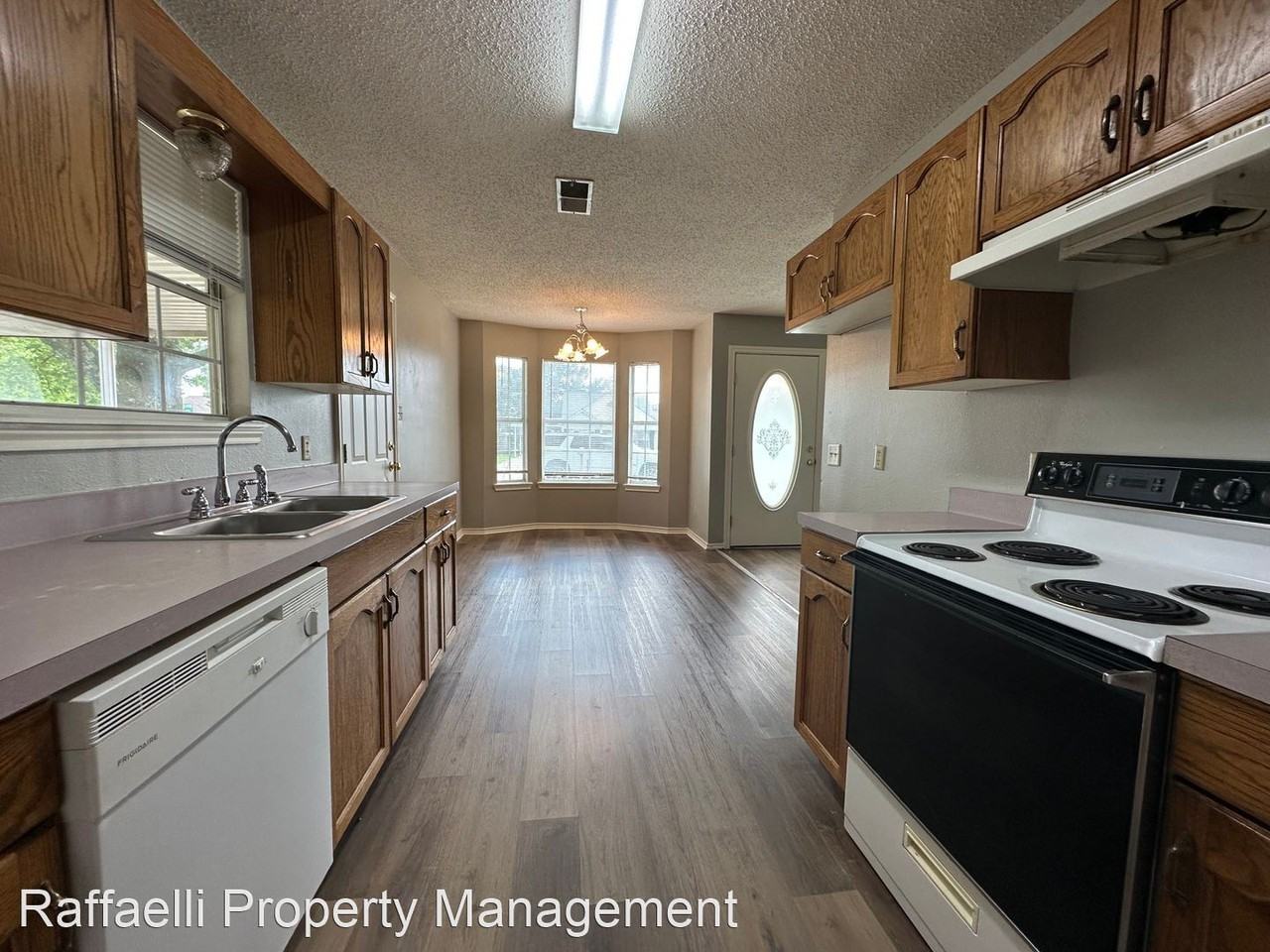 4202 Savannah Cir - Photo 3 of 10