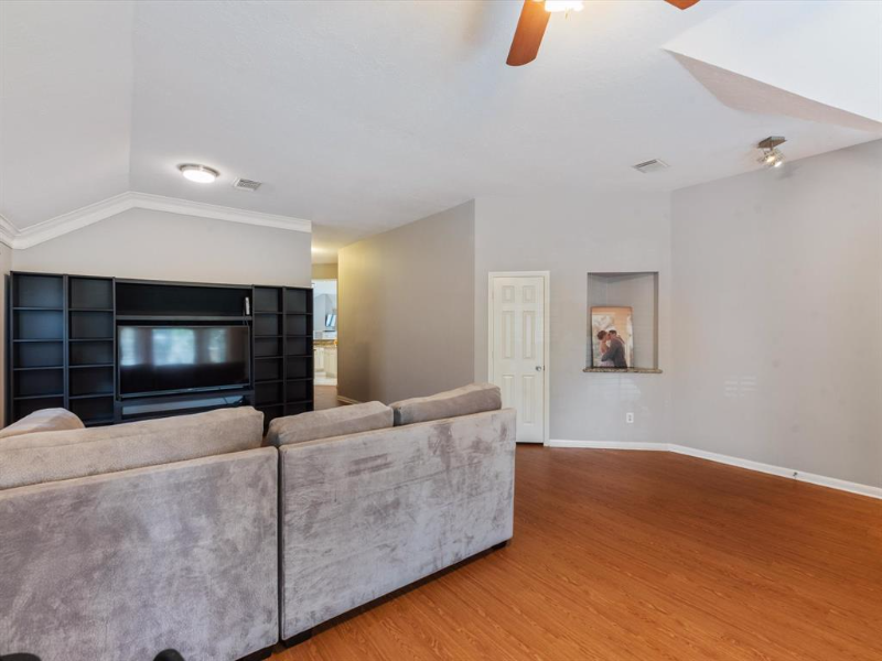 7207 Shadyside Cir - Photo 3 of 28