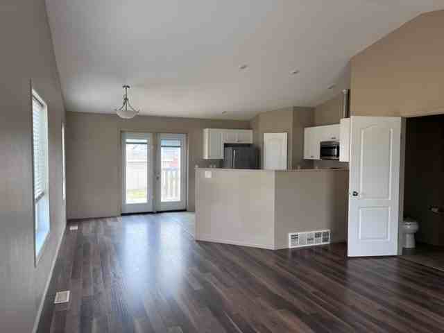 1642 101 Ave #1642 - Photo 2 of 8