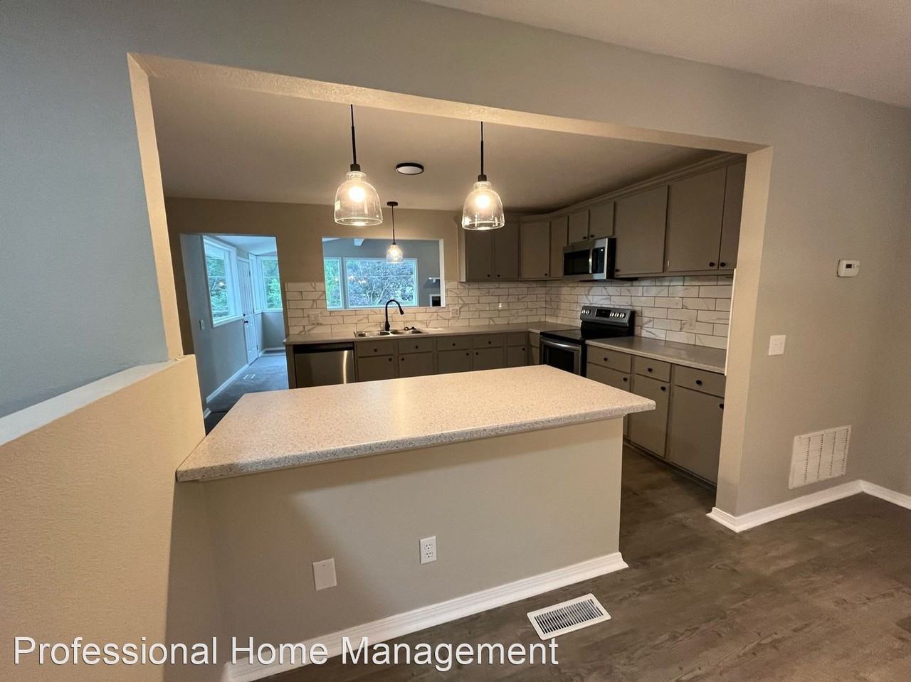 320 N Ward Pkwy - Photo 3 of 16