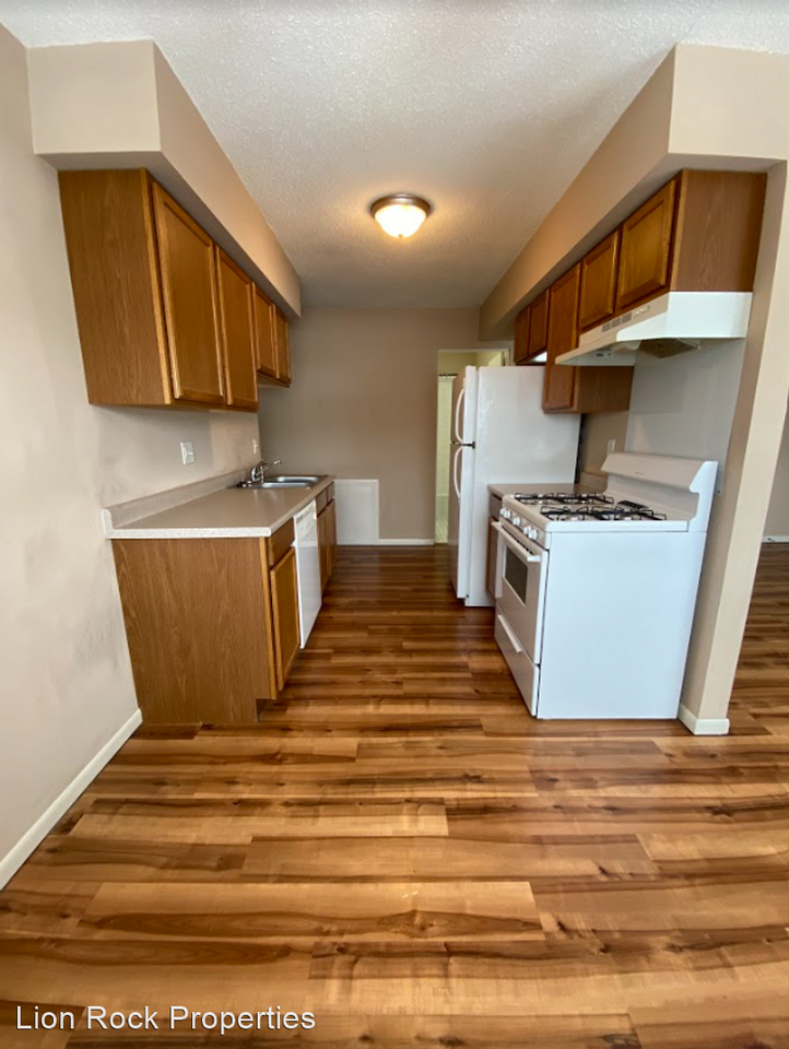 2720 Rosalyn Ct #204 - Photo 3 of 7