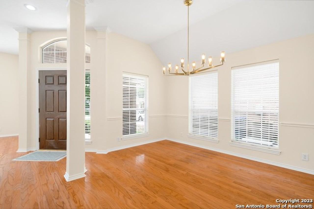 18906 Surreywood - Photo 2 of 17