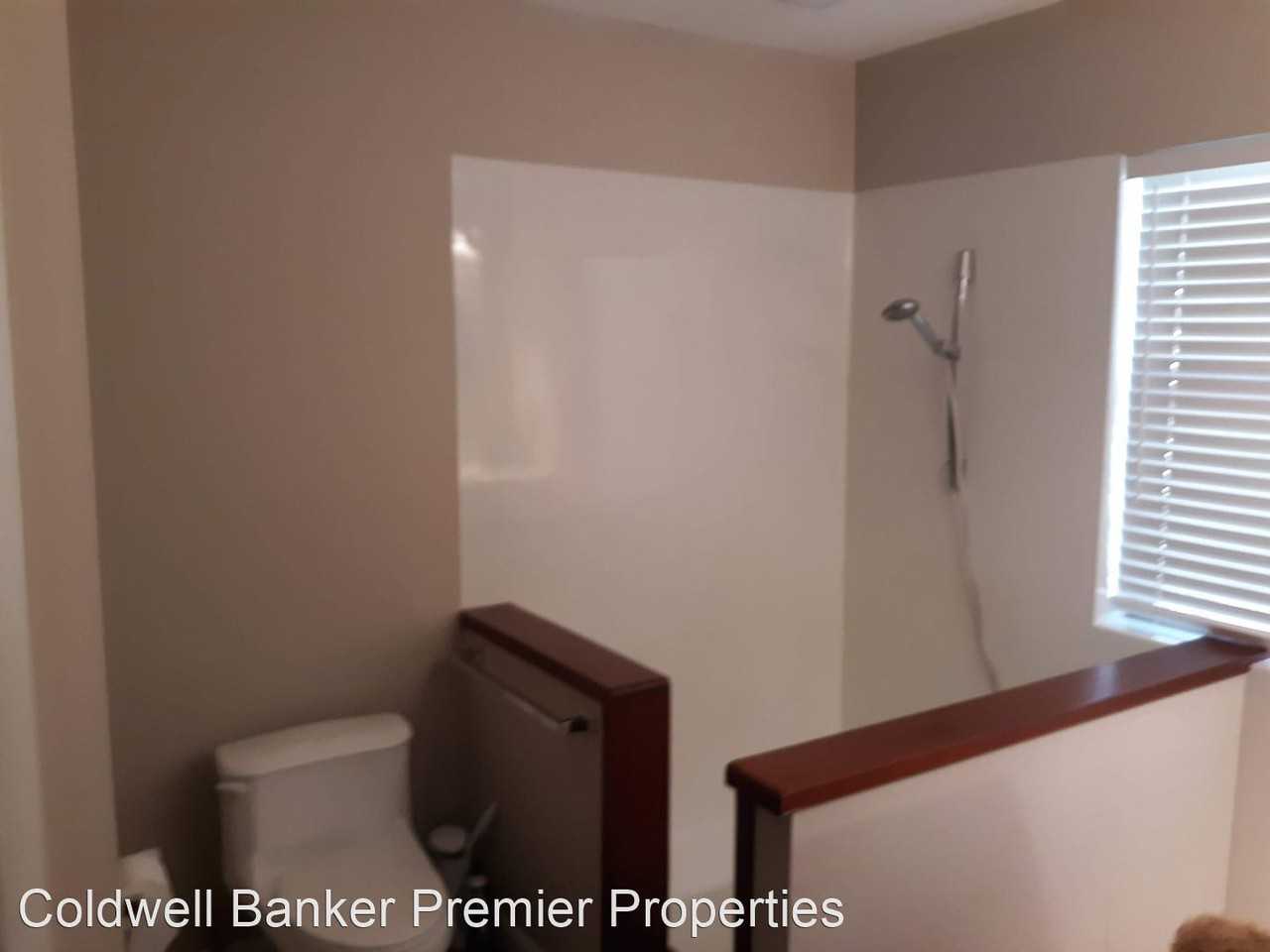 1140 Roberts St - Photo 2 of 14