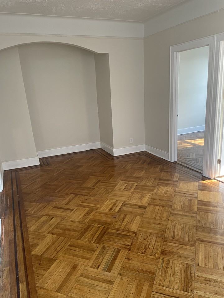 2824 W 35th St #2R - Photo 2 of 5