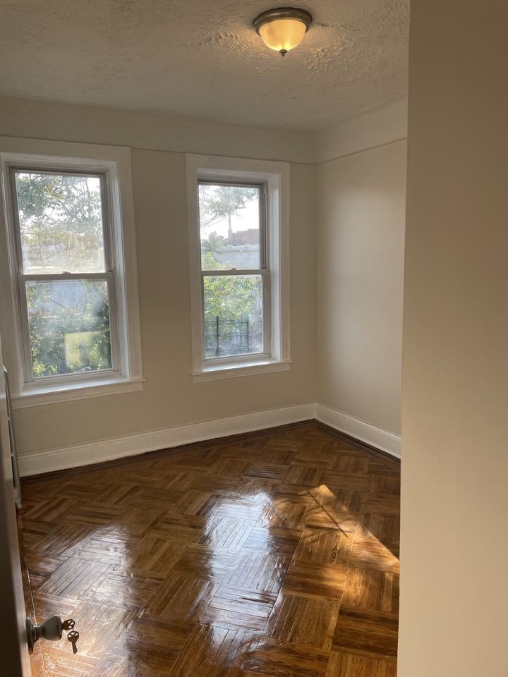 2824 W 35th St #2R - Photo 3 of 5