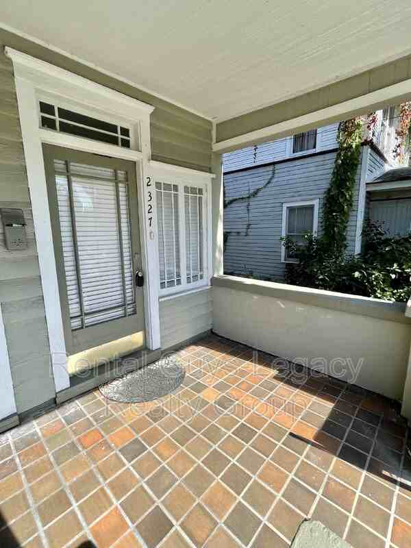 2327 College St - Photo 3 of 11