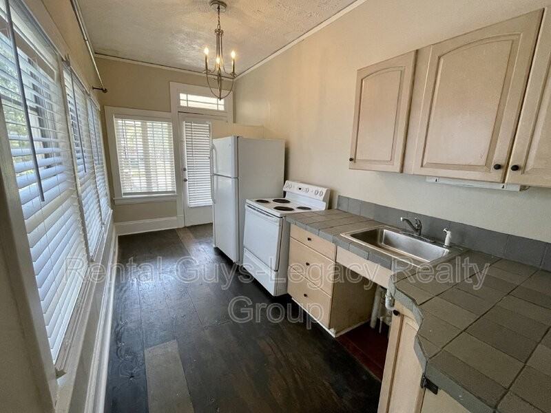 2327 College St - Photo 5 of 11