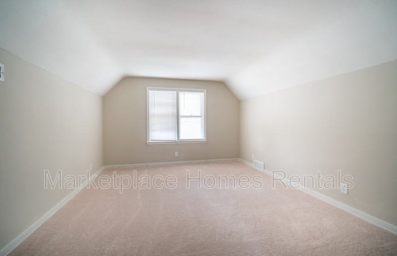 4302 N 63rd St Uppr - Photo 3 of 12