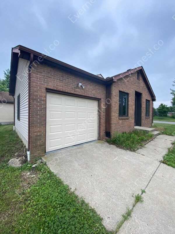 5874 Forest Hills Blvd - Photo 2 of 20