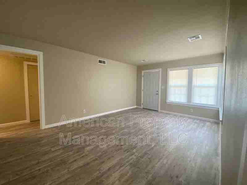 3605 E 16th St #C - Photo 3 of 13