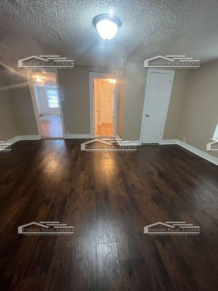 2611 E 12th St - Photo 2 of 8