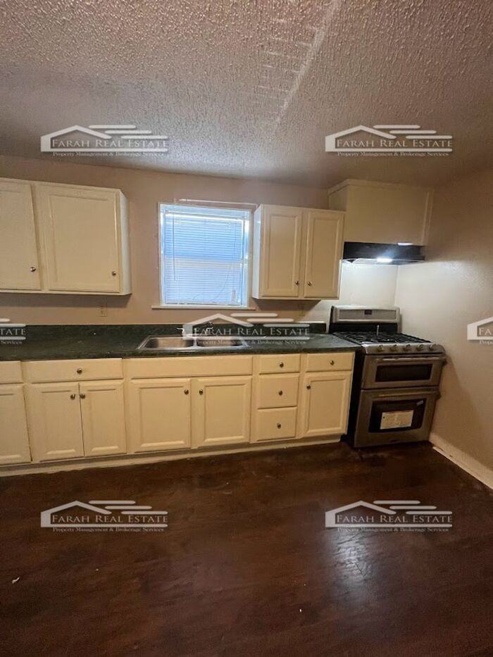 2611 E 12th St - Photo 3 of 8