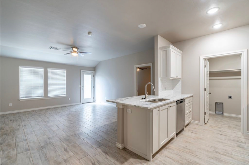 1328 Ne 16th St - Photo 3 of 13
