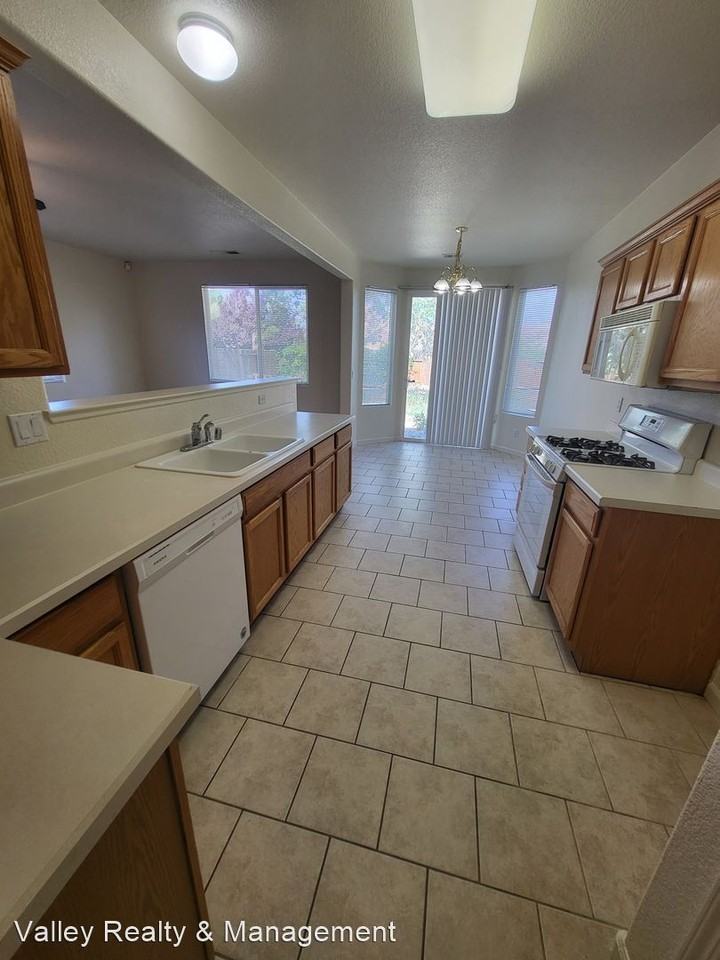 502 La Quinta Ct - Photo 3 of 10