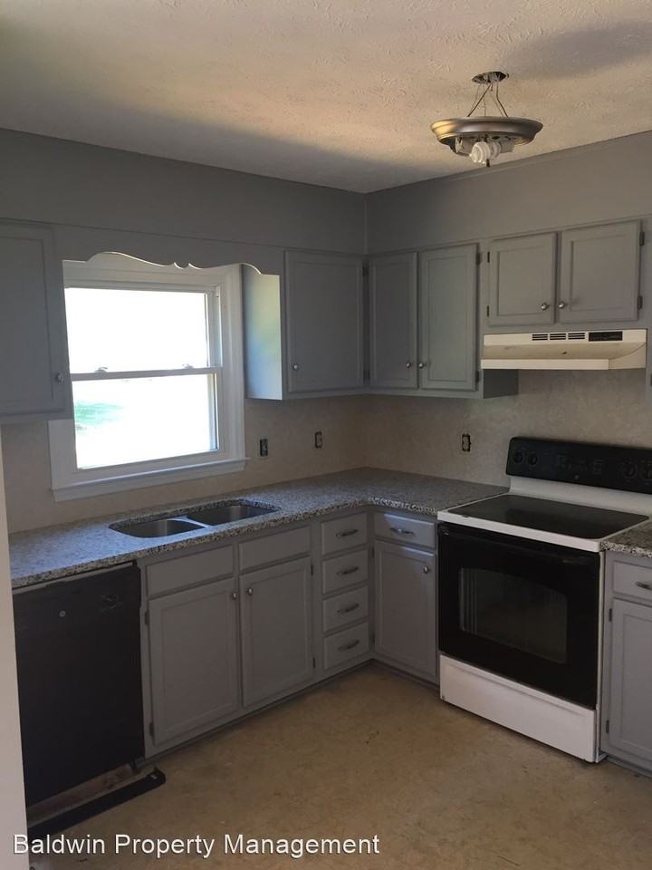 1516 Royal Ridge Dr - Photo 2 of 4