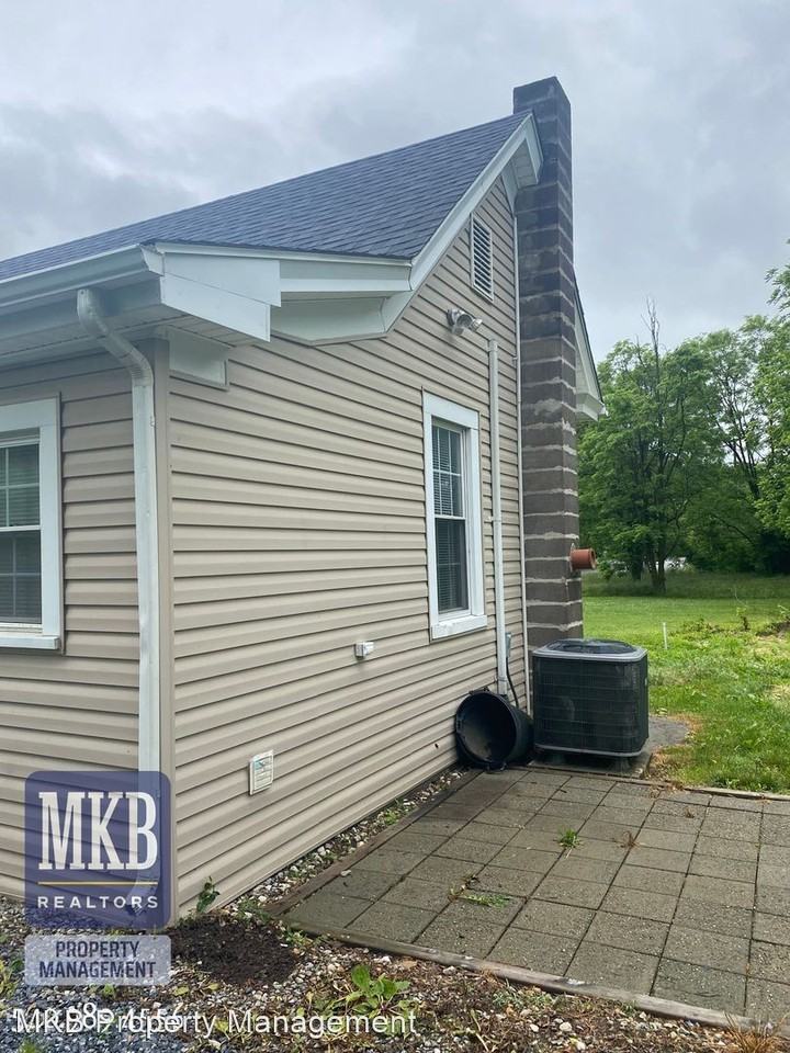 4808 Read Mountain Rd - Photo 2 of 20