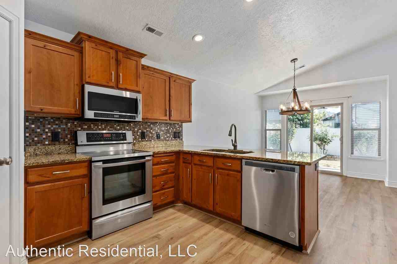 1013 Chatham Dr - Photo 2 of 15