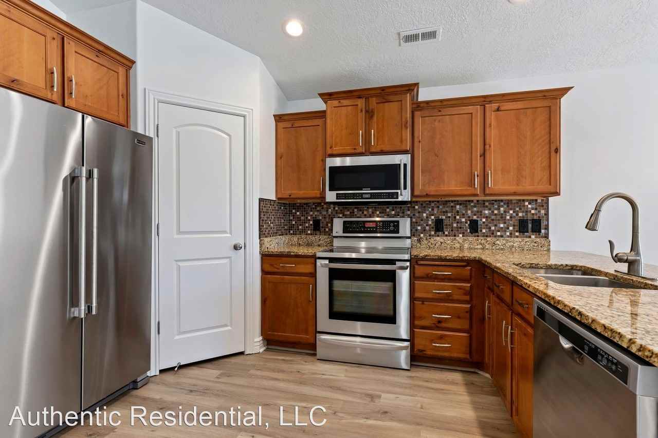 1013 Chatham Dr - Photo 3 of 15