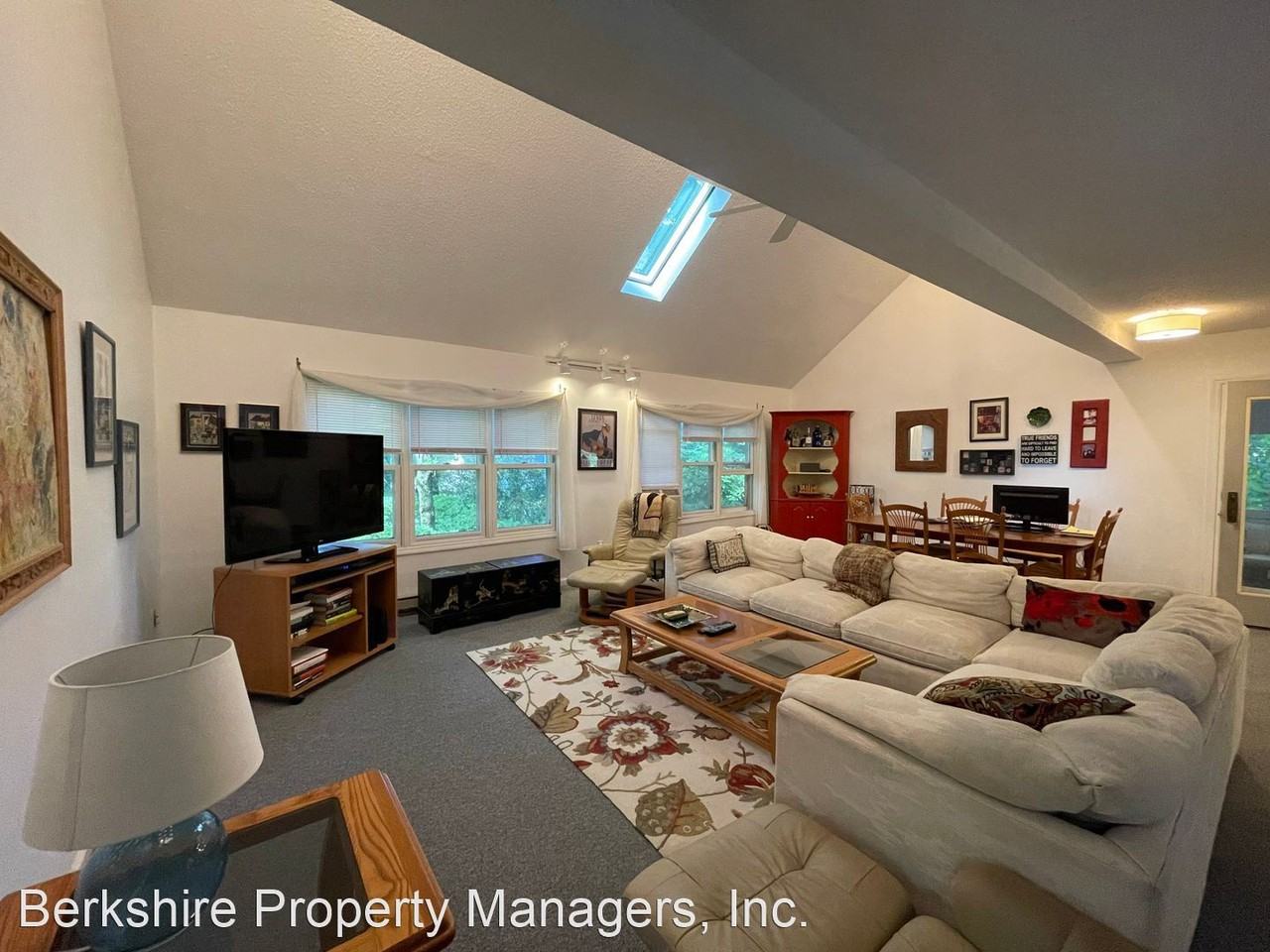 880 East St - Photo 3 of 36