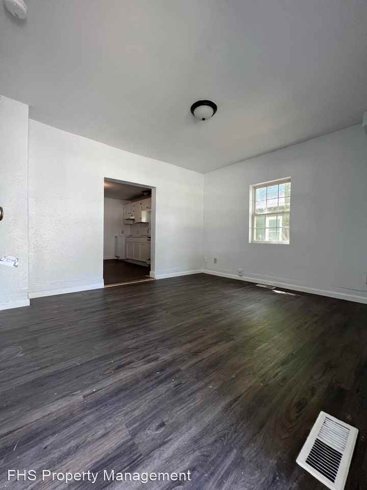 2130 N Newton Ave - Photo 2 of 9