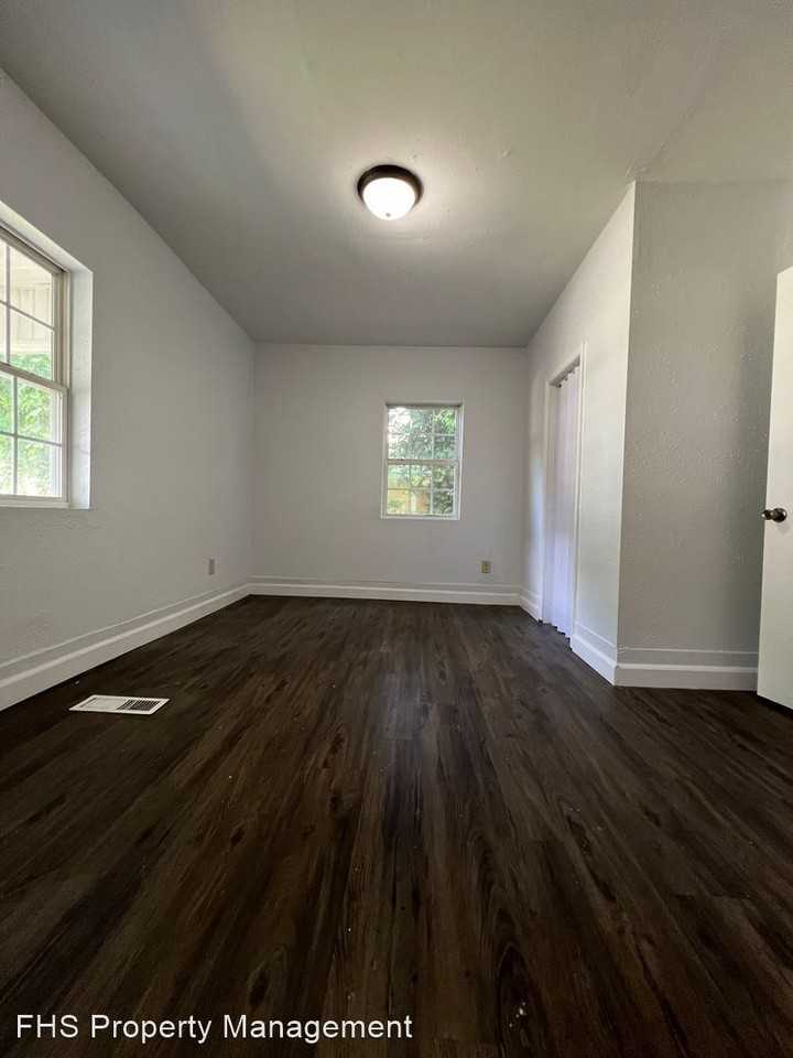 2130 N Newton Ave - Photo 3 of 9