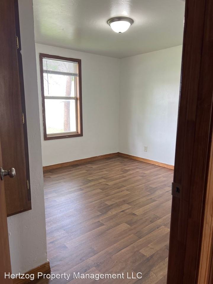 208 W Hartford Ave - Photo 3 of 15