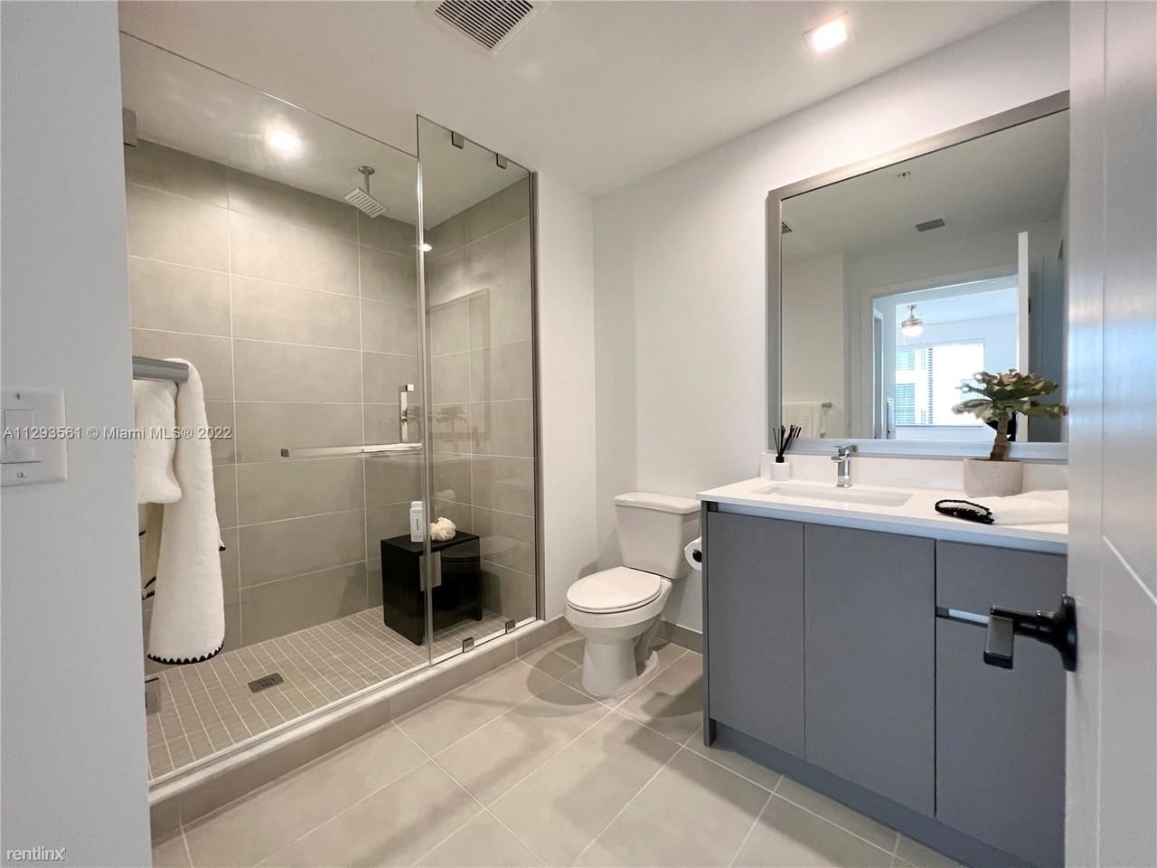 401 Hialeah Dr - Photo 3 of 9