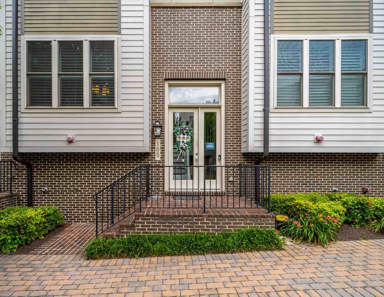 105 Dyer Ct - Photo 2 of 40
