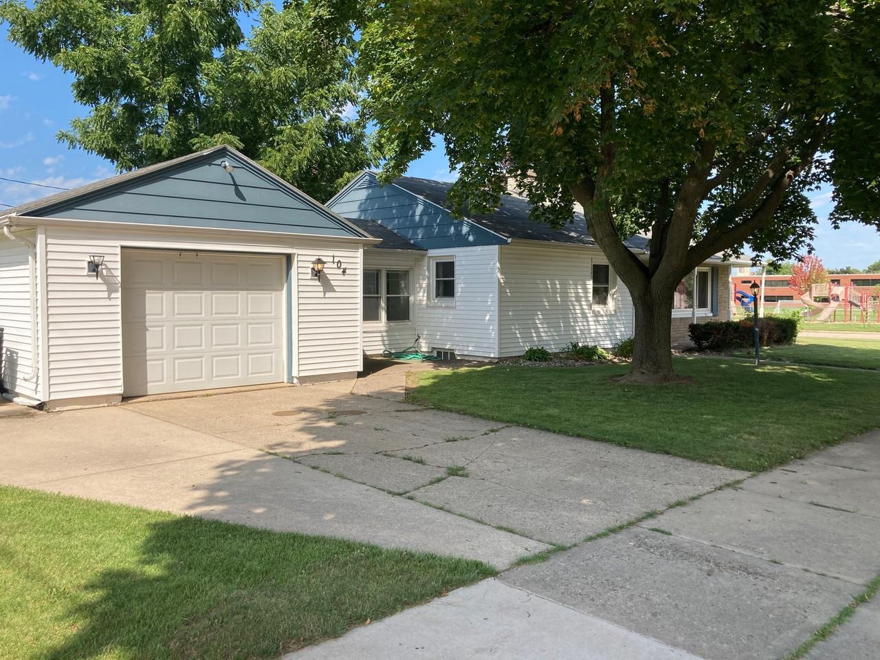 104 W 1st St - Photo 3 of 26