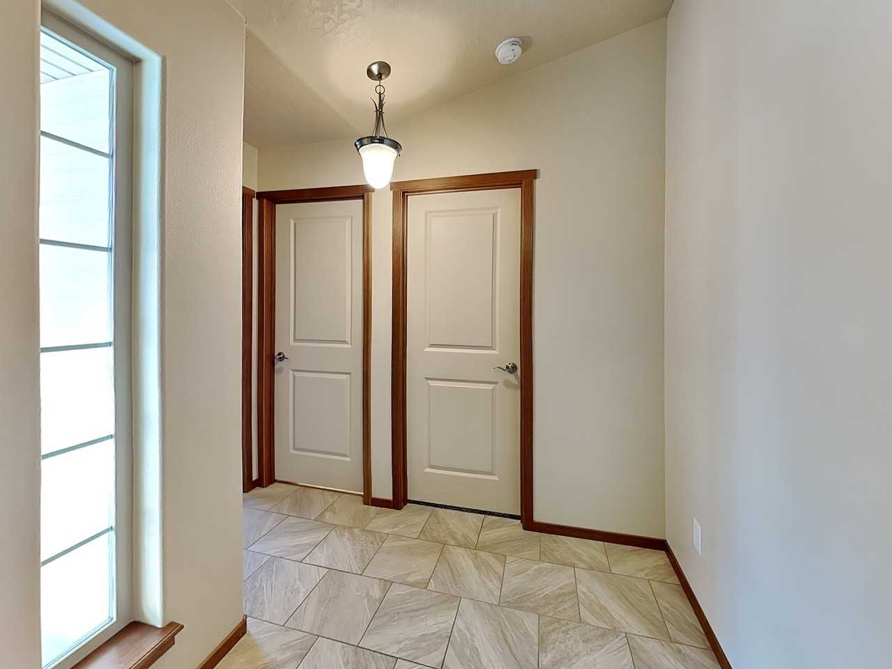 2710 W Heath Ave - Photo 2 of 28