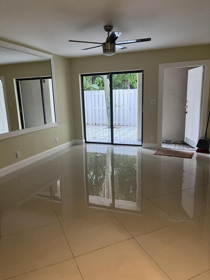 600 Executive Center Drive, West Palm Beach, FL 33401, USA 3 unit