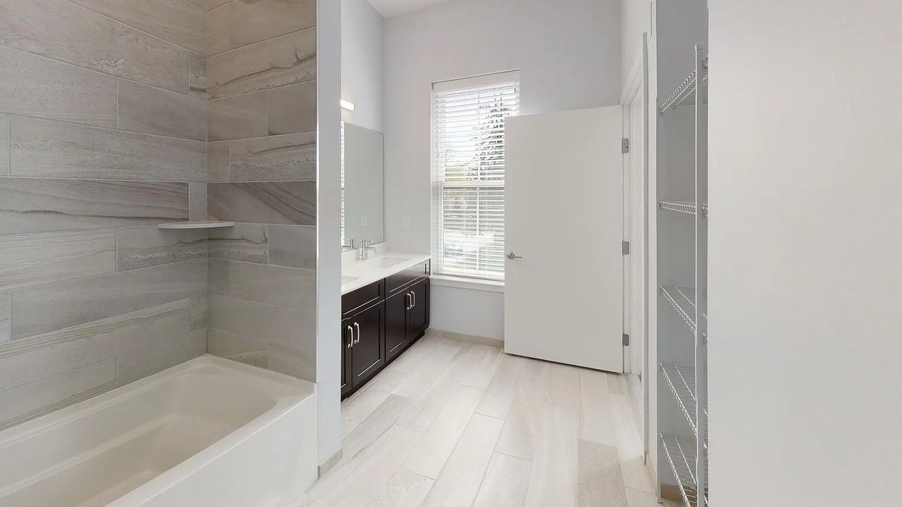 109 Walnut Ave #301 - Photo 2 of 5
