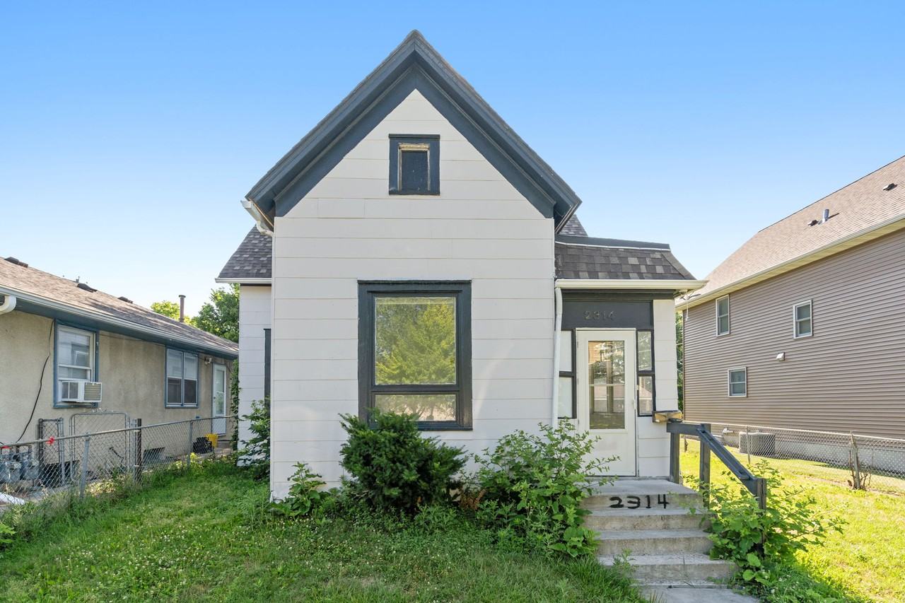 2314 Queen Avenue North - Photo 2 of 19