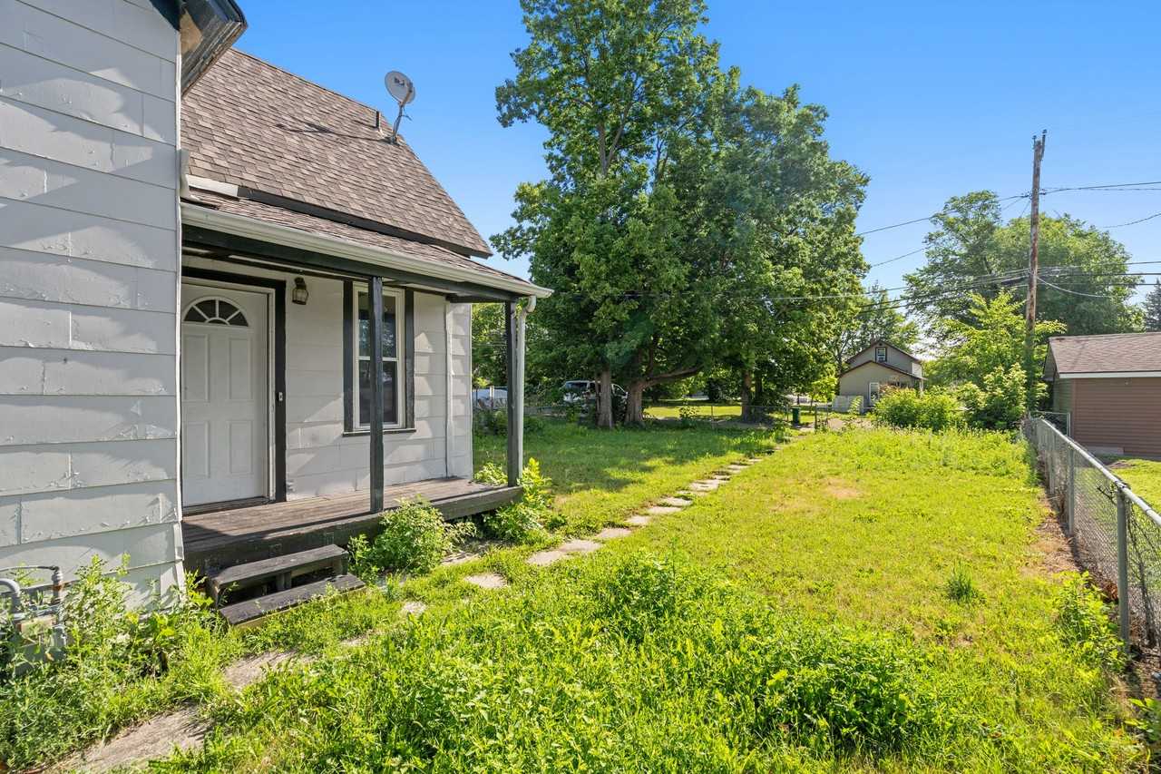 2314 Queen Avenue North - Photo 3 of 19