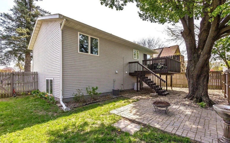 807 9th Ave Se - Photo 2 of 8