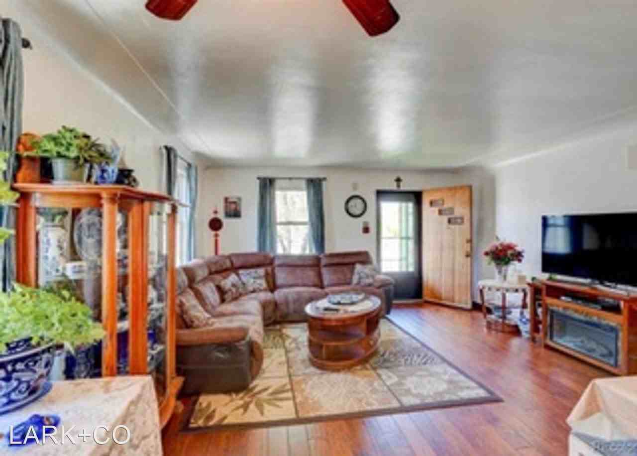 4610 Pearl St - Photo 3 of 9