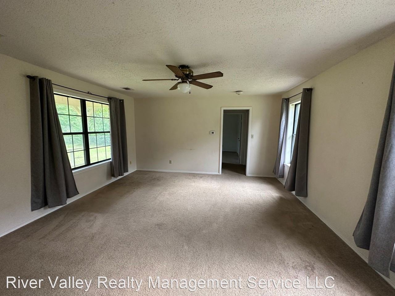 397 Rolling Green Dr - Photo 3 of 8