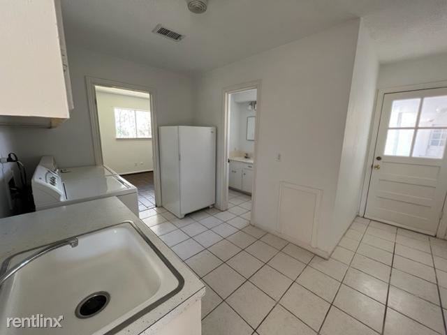 555 Lanecrest Ln - Photo 2 of 5