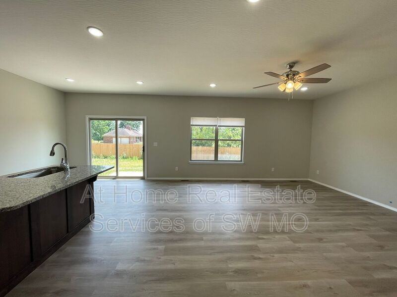 114 E Rosalie St - Photo 3 of 13